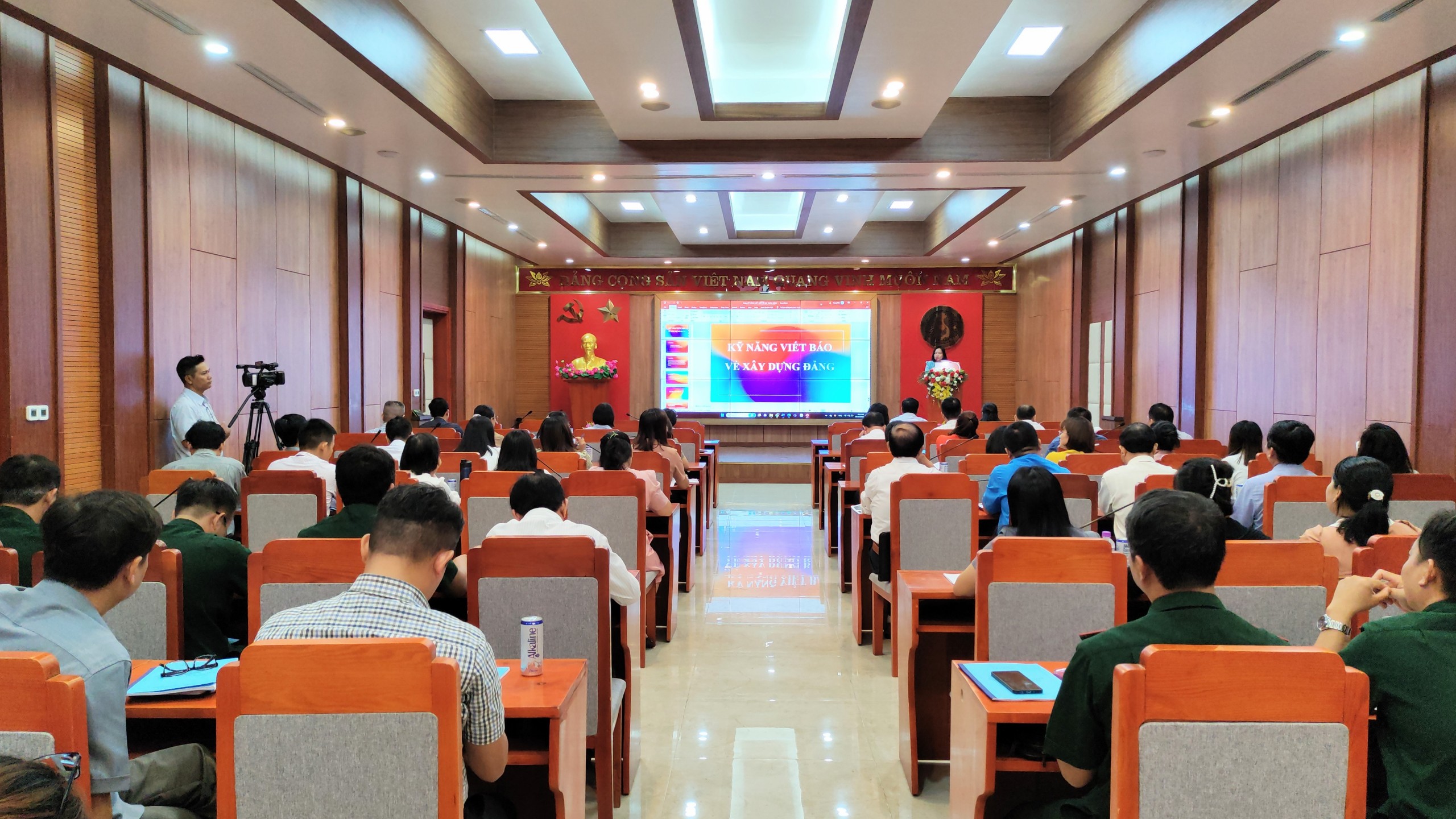 Tập huấn kỹ năng viết bài về công tác xây dựng Đảng cho cán bộ, đảng viên, công chức, viên chức